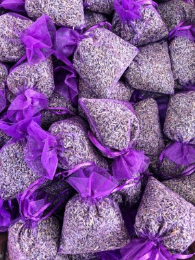 Sachetler, ya da küçük torbalar, Provence kokulu lavanta tohumları Gordes 'de bir markette birikiyor..