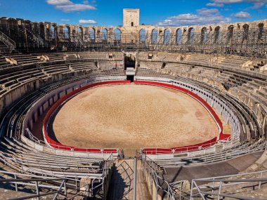Arles 'teki antik Roma arenası bugün hala çeşitli olaylarda kullanılıyor..