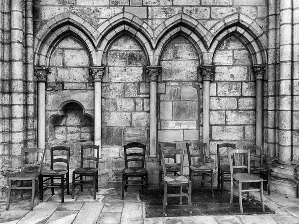 Uma Vida Tranquila Cadeiras Espalhadas Aleatoriamente Contra Uma Parede Catedral — Fotografia de Stock