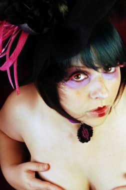 kafa bir şapka ile vurdu