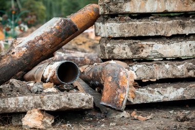 Su tedarik sisteminin eski paslı borularının tamiri.