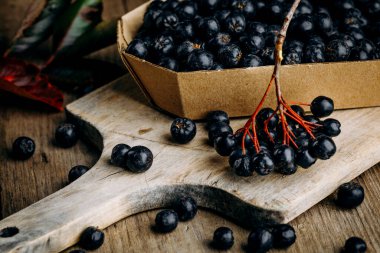 Chokeberry (Aronia melanocarpic) ahşap bir masa üzerinde