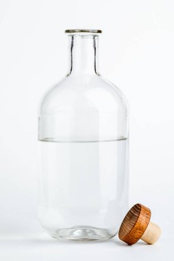 boş şişe beyaz arkaplanda izole