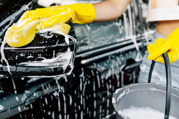 Ręka Kobiety Żółtą Gąbką Mycia Mycia Samochodu — Zdjęcie stockowe