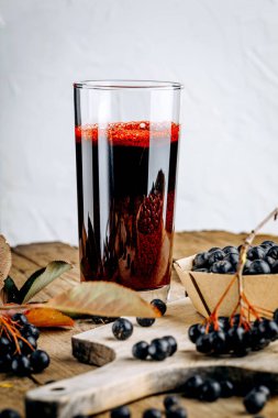 Taze aronya çileği ve meyve suyu.