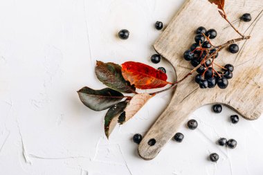 Chokeberry (Aronia melanocarpic) ahşap bir masa üzerinde