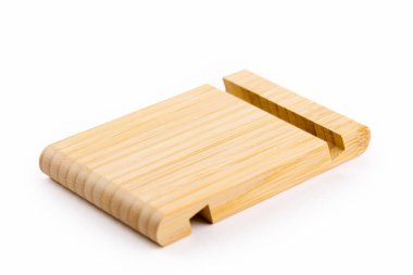 İzole edilmiş beyaz bir arkaplanda bambu telefon standı.