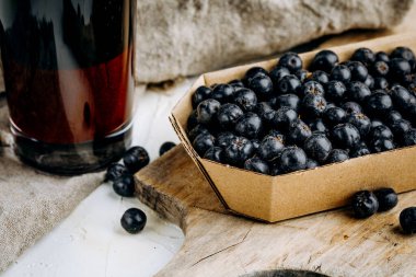 Taze aronya çileği ve meyve suyu.