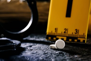 Kelepçeli, kelepçeli uyuşturucular, uyuşturucu ve suç kavramı.