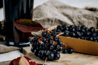 Taze aronya çileği ve meyve suyu.