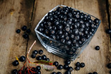 Chokeberry (Aronia melanocarpic) ahşap bir masa üzerinde