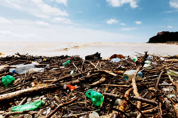 Die Meeresküste Nach Dem Sturm Plastik Und Holzabfälle Strand Verschmutzen — Stockfoto