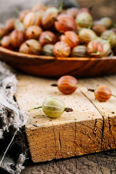 Groselhas Vermelhas Uma Mesa Madeira — Fotografia de Stock