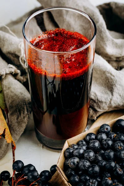 Taze aronya çileği ve meyve suyu.