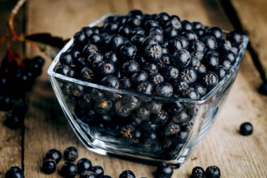 Chokeberry (Aronia melanocarpic) ahşap bir masa üzerinde