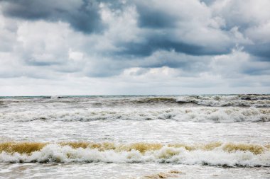 Deniz üzerinde fırtına bulutları. Dramatik gökyüzü ve dev dalgalar.
