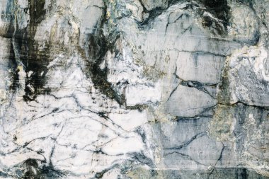 Mermer ocağı, vahşi mermer kayalar. Doğal taş. Eski mermer ocakları, vahşi mermer kayalar. Mermer dağ parçaları. Turizm ve seyahat.