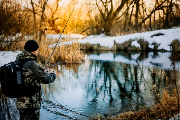 Rybář Rybaří Otočnou Tyčí Břehu Řeky Zimě — Stock fotografie