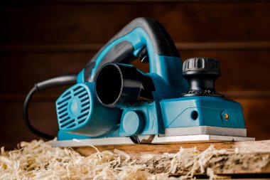 İşlenmemiş ağaç kütüğünde el yapımı elektrikli uçak. Tahta ürünler. Ahşap ürünleri üretimi.