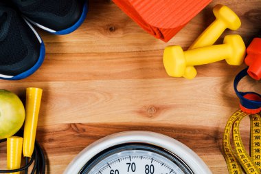 Ahşap zeminde spor ve eğitim ekipmanları, kilo kaybı ve fiziksel aktivite kavramı