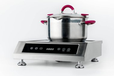 Beyaz arkaplanda elektrik hob izole