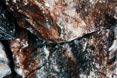 Mermer ocağı, vahşi mermer kayalar. Doğal taş. Eski mermer ocakları, vahşi mermer kayalar. Mermer dağ parçaları. Turizm ve seyahat.