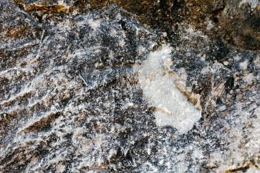 Mermer ocağı, vahşi mermer kayalar. Doğal taş. Eski mermer ocakları, vahşi mermer kayalar. Mermer dağ parçaları. Turizm ve seyahat.