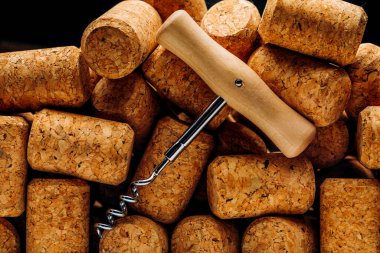 Arka plan olarak şarap mantarlı tirbuşon. Yüksek kalite fotoğrafçılık.