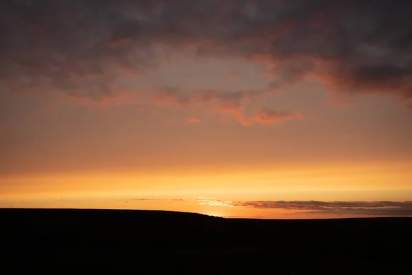 Silueta Rozlehlé Země Obzoru Soumraku Dramatická Zářící Obloha Velkou Oranžovou — Stock fotografie