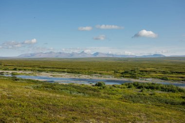 Bulutlu gökyüzü ile yaz nehri manzarası.