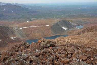 Dağlardaki açık hava aktiviteleri. Minimalist dağ manzarası. Atmosferik görünüm.