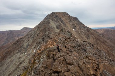 Dağlardaki açık hava aktiviteleri. Minimalist dağ manzarası. Atmosferik görünüm.