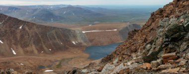 Dağlardaki açık hava aktiviteleri. Minimalist dağ manzarası. Atmosferik görünüm.