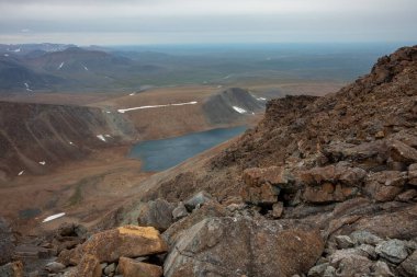 Dağlardaki açık hava aktiviteleri. Minimalist dağ manzarası. Atmosferik görünüm.