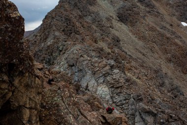 Dağlardaki açık hava aktiviteleri. Minimalist dağ manzarası. Atmosferik görünüm.