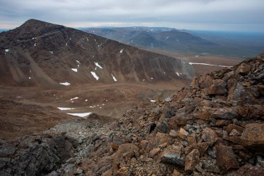 Dağlardaki açık hava aktiviteleri. Minimalist dağ manzarası. Atmosferik görünüm.