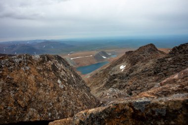 Dağlardaki açık hava aktiviteleri. Minimalist dağ manzarası. Atmosferik görünüm.
