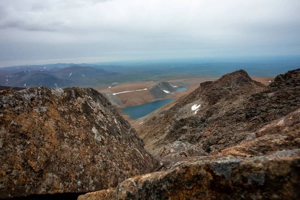 Dağlardaki açık hava aktiviteleri. Minimalist dağ manzarası. Atmosferik görünüm.