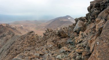 Dağlardaki açık hava aktiviteleri. Minimalist dağ manzarası. Atmosferik görünüm.