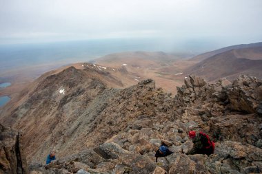 Dağlardaki açık hava aktiviteleri. Minimalist dağ manzarası. Atmosferik görünüm.
