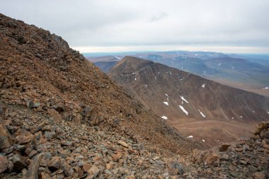 Dağlardaki açık hava aktiviteleri. Minimalist dağ manzarası. Atmosferik görünüm.