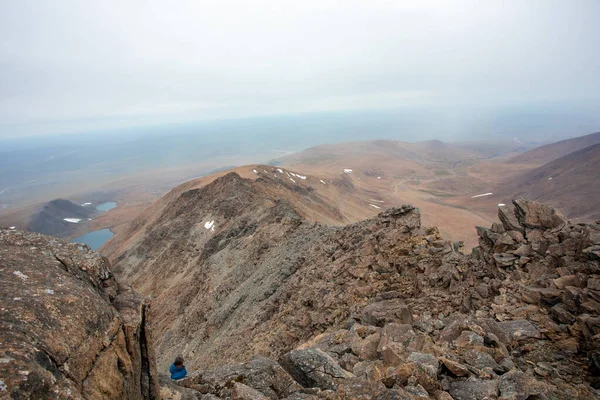 Dağlardaki açık hava aktiviteleri. Minimalist dağ manzarası. Atmosferik görünüm.