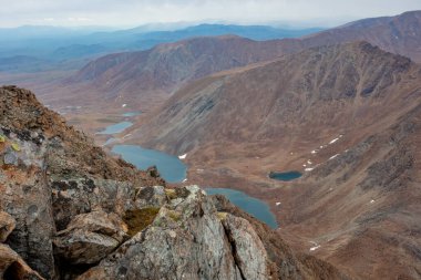 Dağlardaki açık hava aktiviteleri. Minimalist dağ manzarası. Atmosferik görünüm.