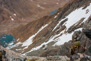 Dağlardaki açık hava aktiviteleri. Minimalist dağ manzarası. Atmosferik görünüm.