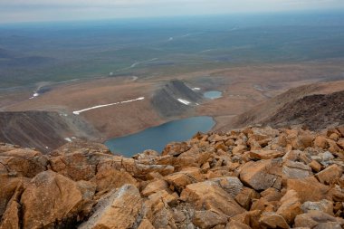 Dağlardaki açık hava aktiviteleri. Minimalist dağ manzarası. Atmosferik görünüm.