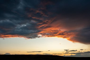 Doğal Günbatımı Saha ya da Meadow 'da. Parlak Gökyüzü. Gün batımında Renkli Gökyüzü Gün doğumunda.