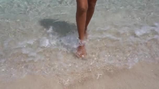 Bello prendere il sole femminile modello gambe, a piedi nudi a piedi nudi in acqua, godendo di sole spiaggia sabbiosa oceano — Video Stock