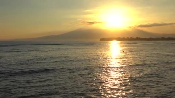 Scénický pohled na východ slunce, klidné ráno na ostrově tropického ráje, odraz slunečního svitu na vodě — Stock video