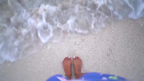 Mulher em pé na costa arenosa, sentindo ondas tocando descalço, meditando conexão com a natureza — Vídeo de Stock