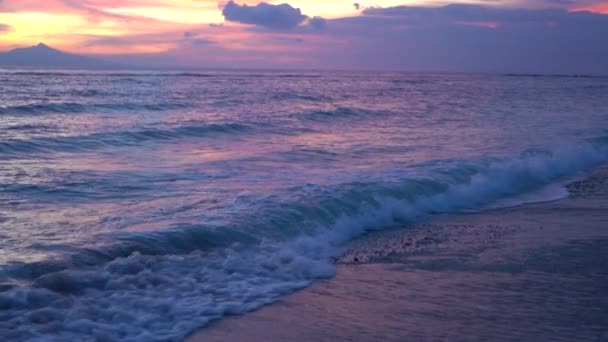 Mnohobarevný odraz na vlnách vody, oceán pobřeží cestovní destinace s těší západy slunce a přirozený klid — Stock video